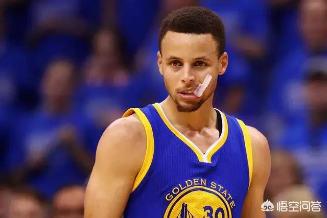 王哲林遭遇大腿拉伤 赛后被搀上救护车去医院